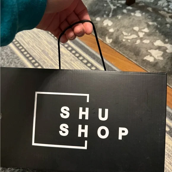 Stylish Black and Gold Women's Sneakers - Picture 9 of 9